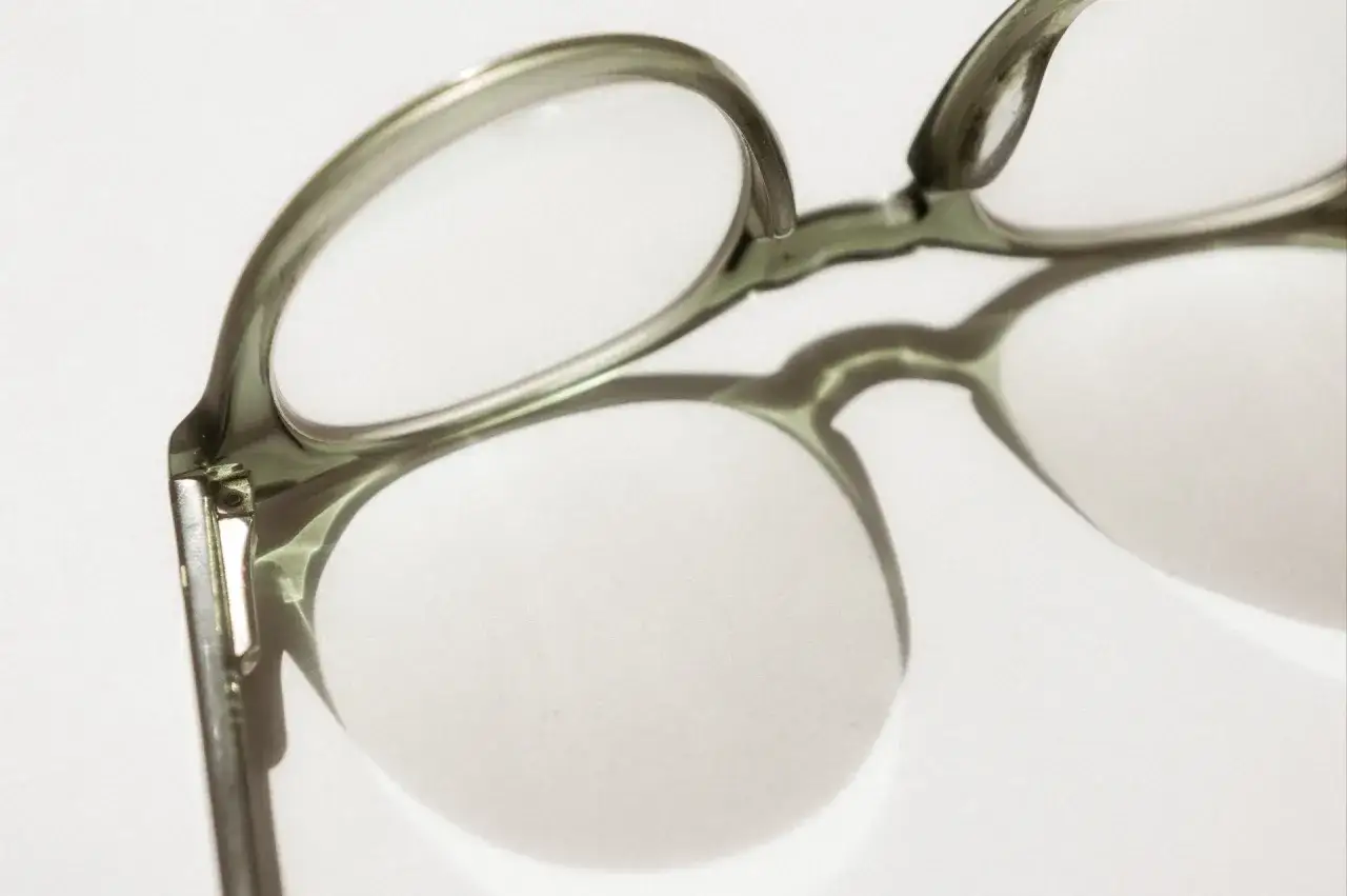 uszkodzone okulary korekcyjne