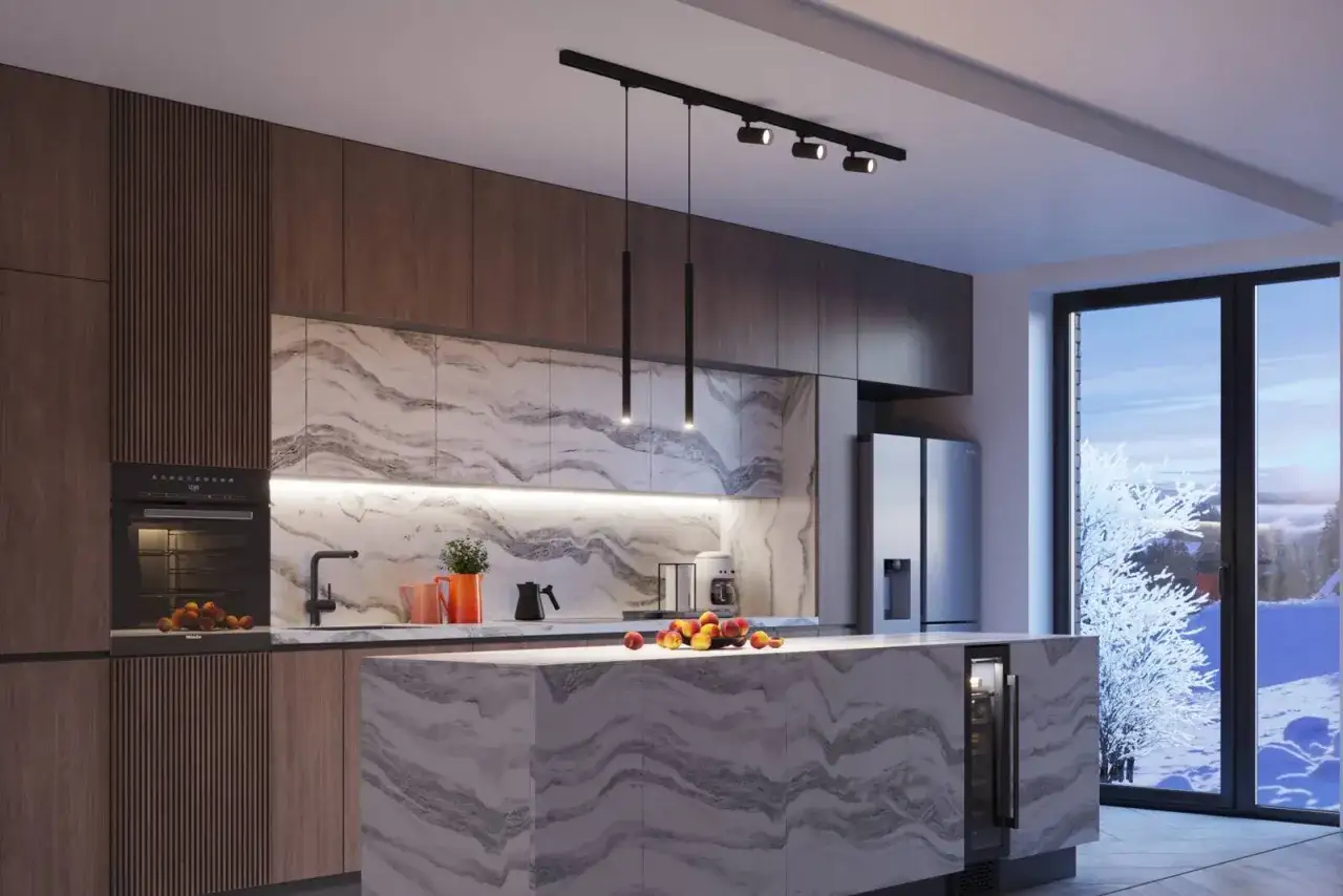 Nowoczesna kuchnia z wyspą i winoteką. Dyskretne, ale funkcjonalne jakie oświetlenie do kuchni, podkreśla marmurowe blaty i drewniane fronty.