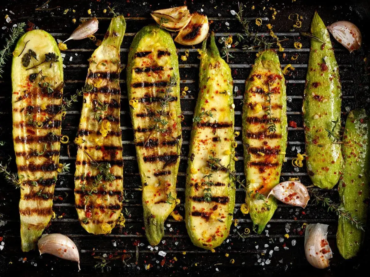 grillowana cukinia na ruszcie, apetyczne zdjęcie