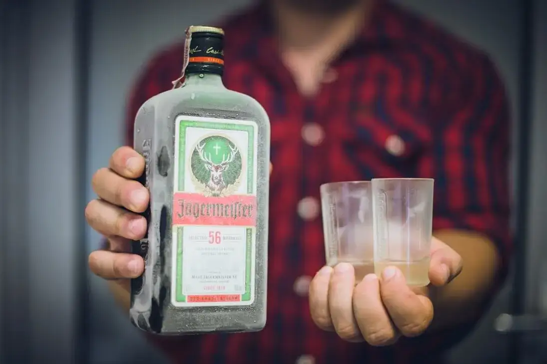 J&auml;germeister i whisky por&oacute;wnanie butelek