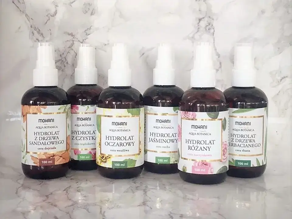 różne butelki hydrolatów do cery trądzikowej