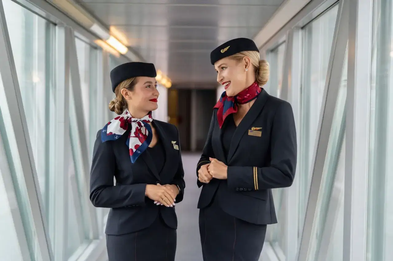 Kobieta przeglądająca dokumenty finansowe, symbolizująca B2B