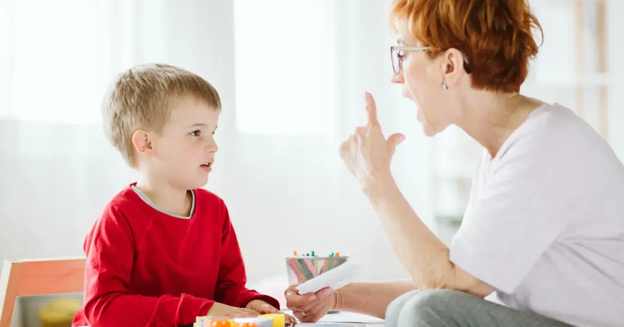 Rodzic bawi się z dzieckiem z autyzmem
