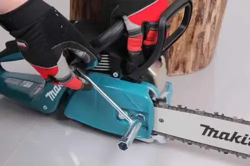 Zdjęcie Jak wyczyścić filtr paliwa w pilarce i uniknąć problemów z działaniem