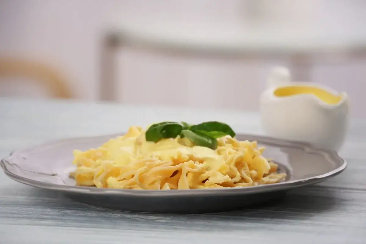 Zdjęcie Jakie przyprawy do sosu serowego, aby wzbogacić jego smak?