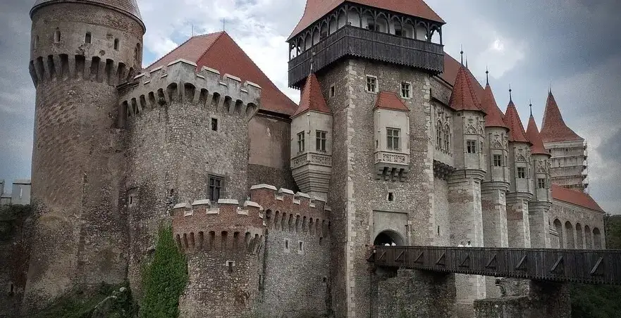 Zdjęcie Zamek w Hunedoarze: Odkryj jego tajemnice i niezwykłą architekturę
