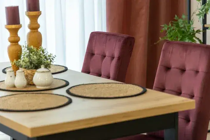 Zdjęcie Jak najlepiej dobrać kolor krzeseł do salonu? 5 sprawdzonych zasad