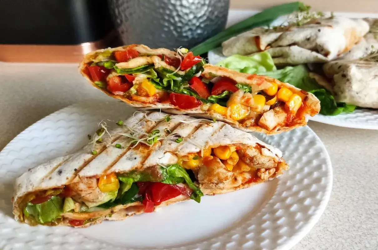 Zdjęcie Ile kcal ma tortilla z kurczakiem i warzywami? Poznaj fakty!