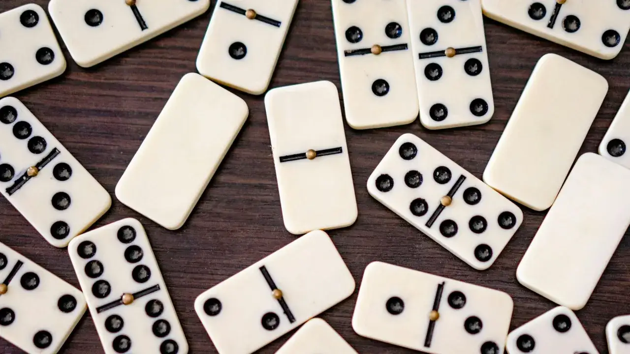 Zdjęcie Jak się gra w domino? Poznaj kompletne zasady i rozpocznij zabawę