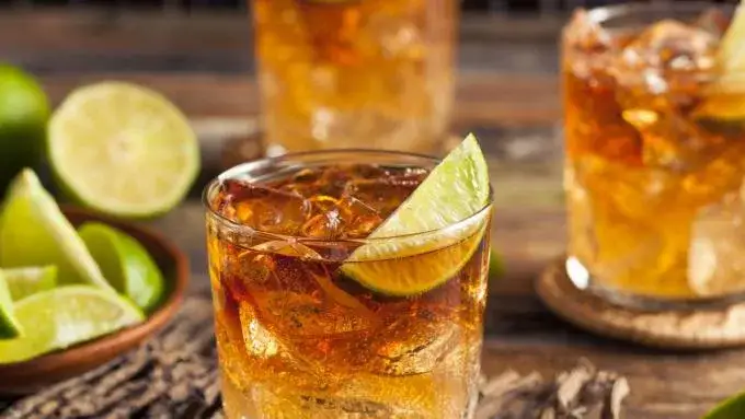 Zdjęcie Najlepsze drinki z białym rumem, które zachwycą Twoich gości