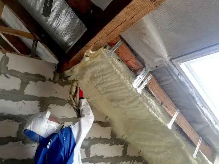 Zdjęcie Kiedy ocieplać poddasze pianką? Najlepszy czas i kluczowe czynniki