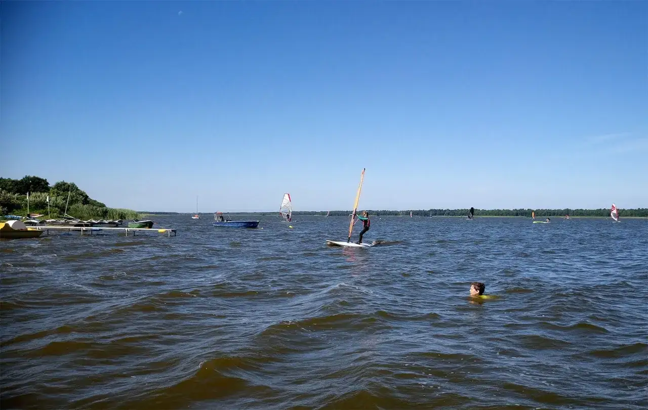 Zdjęcie Gdzie na windsurfing zimą? Odkryj najlepsze miejsca z idealnymi warunkami