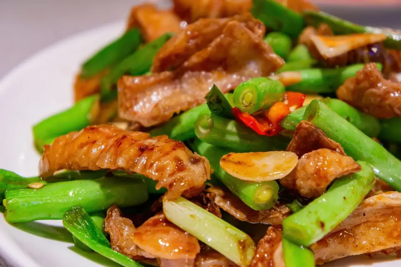 Zdjęcie Soczysta Wieprzowina z Warzywami: Przepis Krok po Kroku