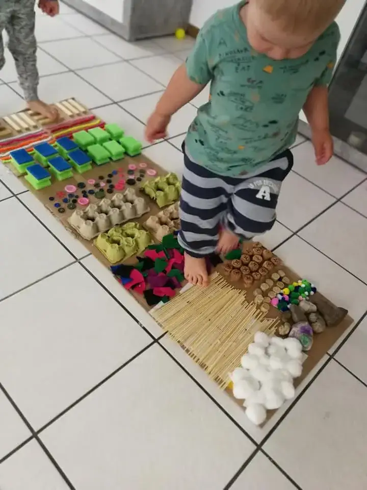 Zdjęcie Jak łatwo zrobić ścieżkę sensoryczną dla dzieci krok po kroku