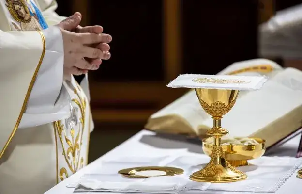 Zdjęcie Msza sobotnia jako niedzielna – od której godziny można uczestniczyć?