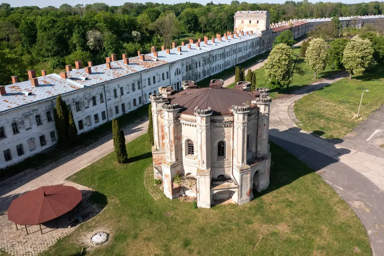 Zdjęcie Modlin atrakcje: Odkryj niezwykłe miejsca i historię Twierdzy Modlin