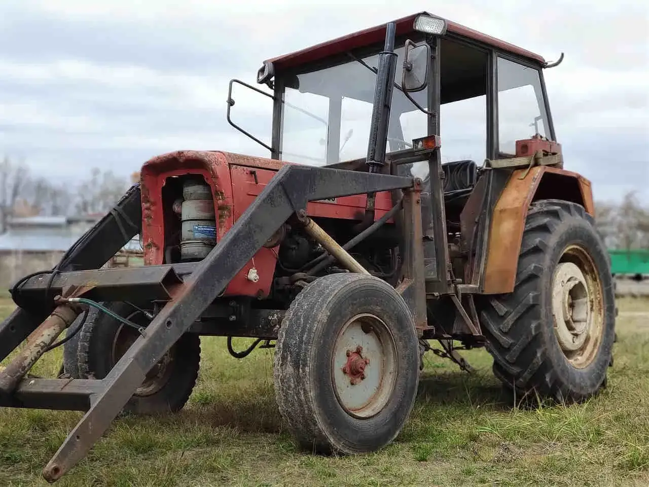 Zdjęcie Ile koni ma Ursus C-360-3P? Poznaj moc silnika i jego zalety.