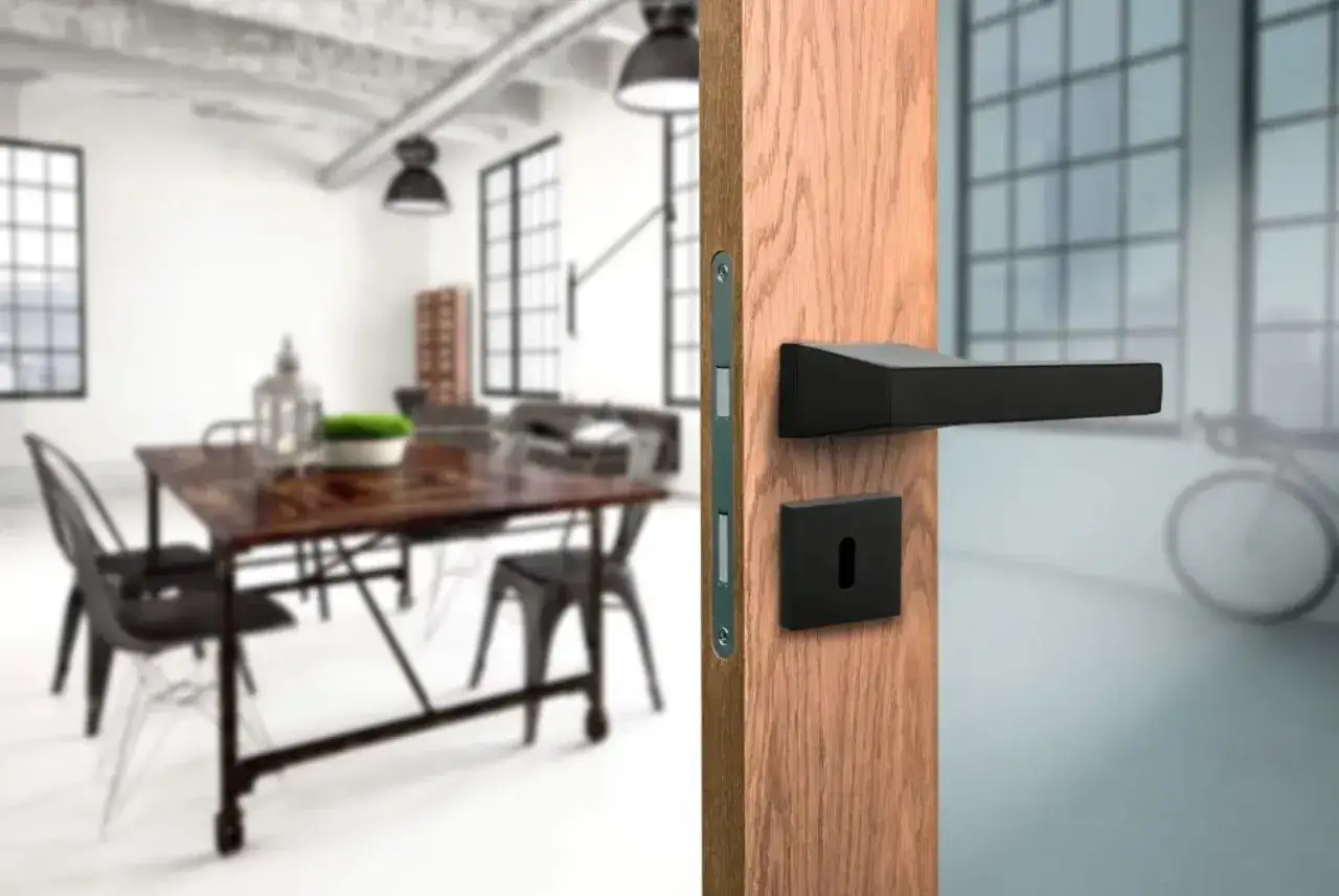 Nowe drzwi wewnętrzne z czarną klamką. Dowiedz się, jak wymienić klamkę w drzwiach wewnętrznych.