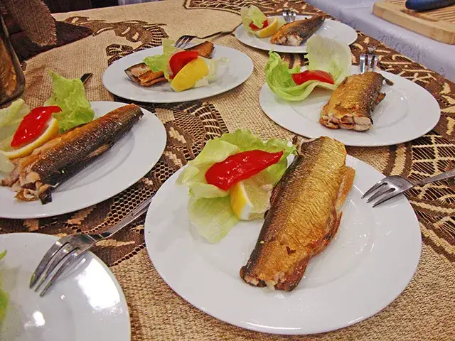 świeża ryba mazurska na talerzu Mikołajki