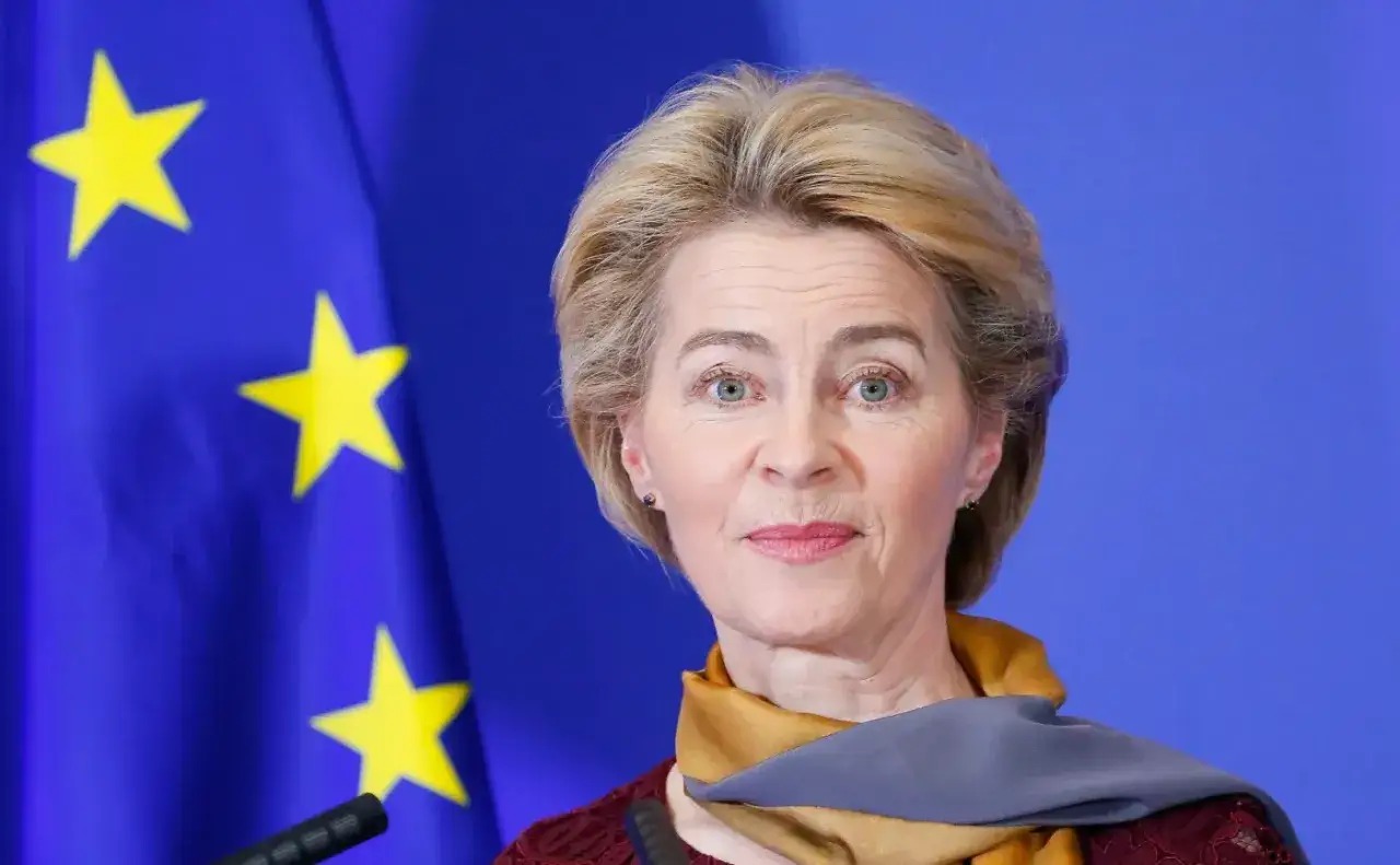 Ursula von der Leyen, która wymyśliła Zielony Ład w Europie, na tle flagi UE.