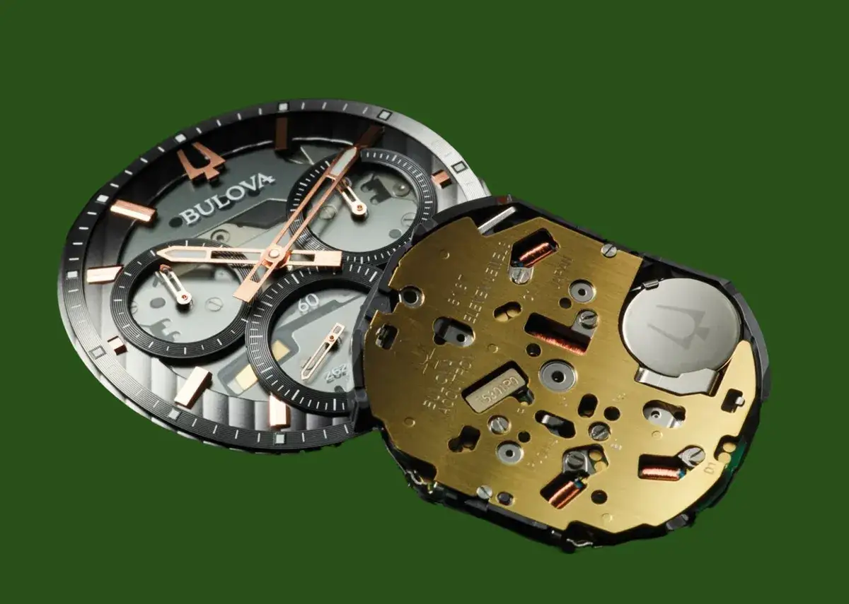 Rozłożony, dokładny zegar Bulova z widocznym mechanizmem kwarcowym i tarczą.