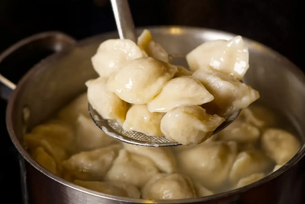 Jak przygotować mrożone pierogi? Gotowanie ich w garnku, aż wypłyną na powierzchnię, to klucz do sukcesu.