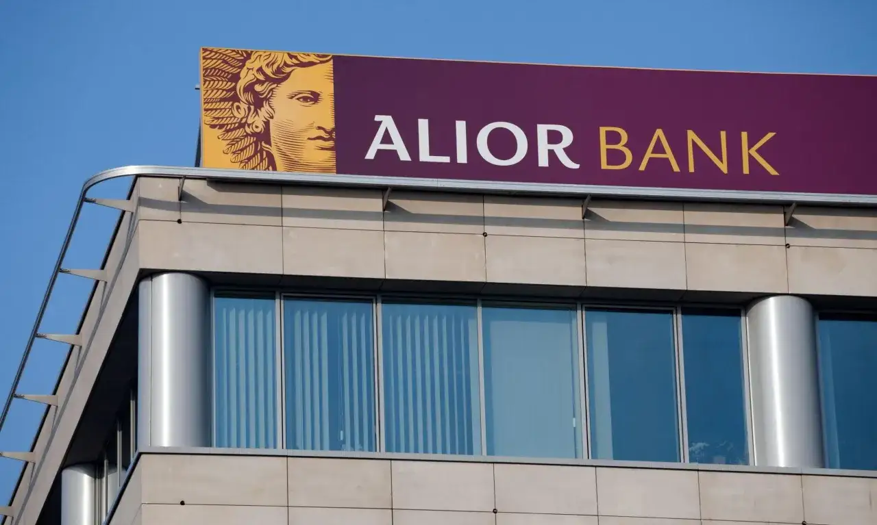 Logo Alior Bank na budynku. Bank oferuje kredyt konsolidacyjny, który pomoże uporządkować finanse.