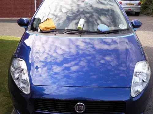 granatowe auto po woskowaniu wet look