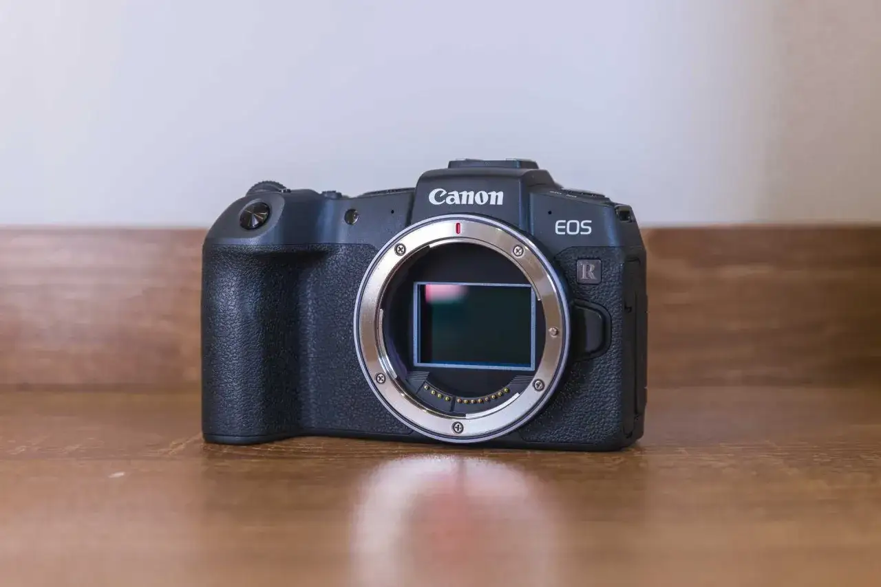 Czarny aparat Canon EOS R z widocznym sensorem, gotowy do test&oacute;w.