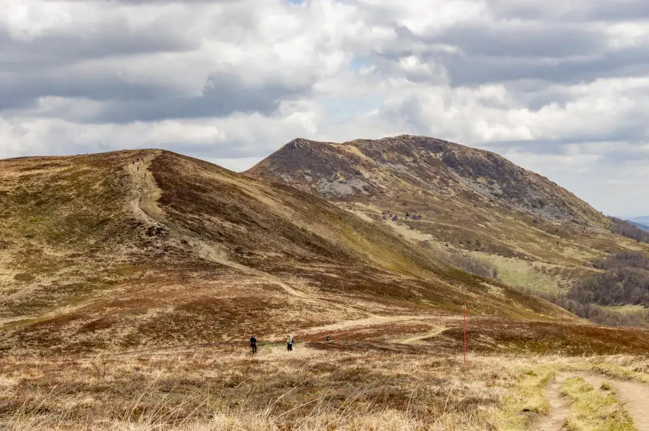 Szlak na Tarnicę, gdzie szukać noclegu. Wędr&oacute;wka przez połoniny pod chmurami.