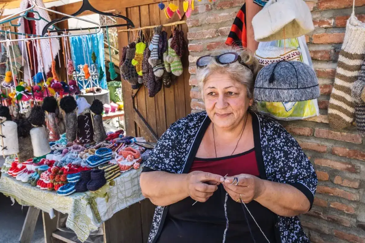 Ręcznie robione czapki i skarpetki na targu w Batumi. Ceny są przystępne, a jakość wykonania zachwyca.