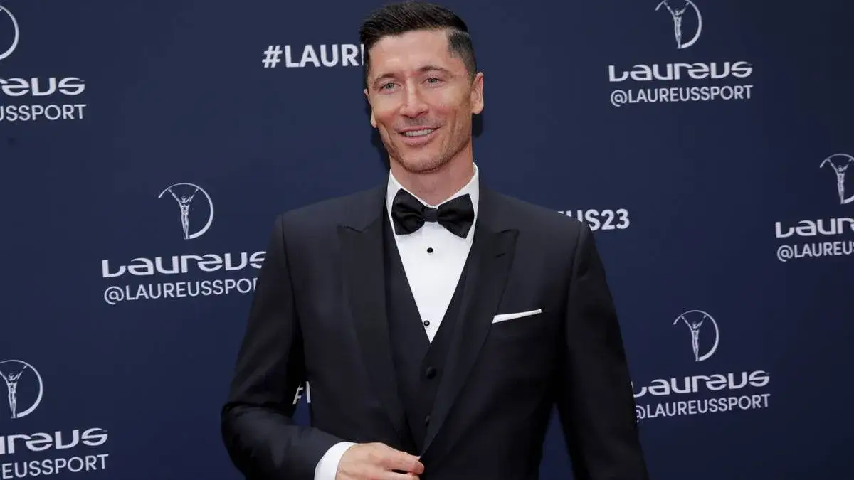 Robert Lewandowski w garniturze biznesmen