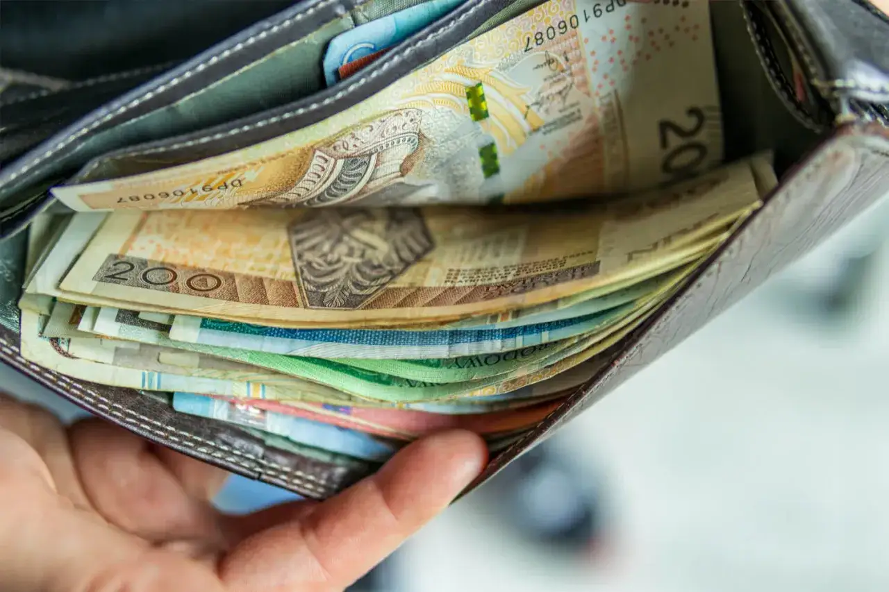 Portfel pełen polskich banknot&oacute;w, w tym 200 zł. Zastanawiasz się, czy wypłacać pieniądze z banku?