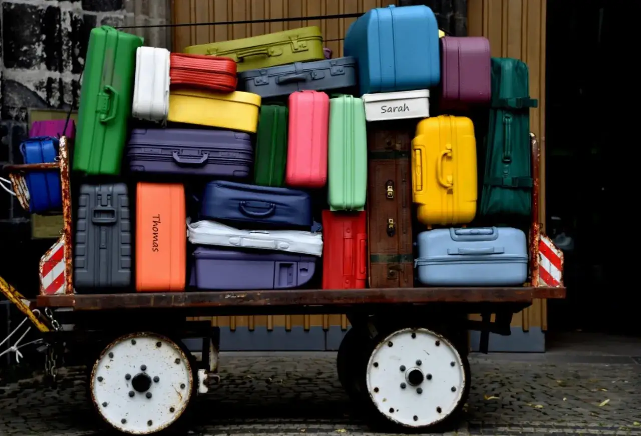 deposito bagagli viaggiatore valigia stazione