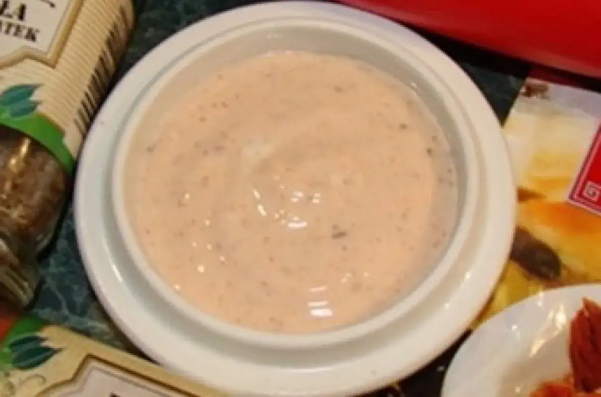 Kremowy sos jogurtowy do kebaba, idealny dodatek do Twojego ulubionego dania.