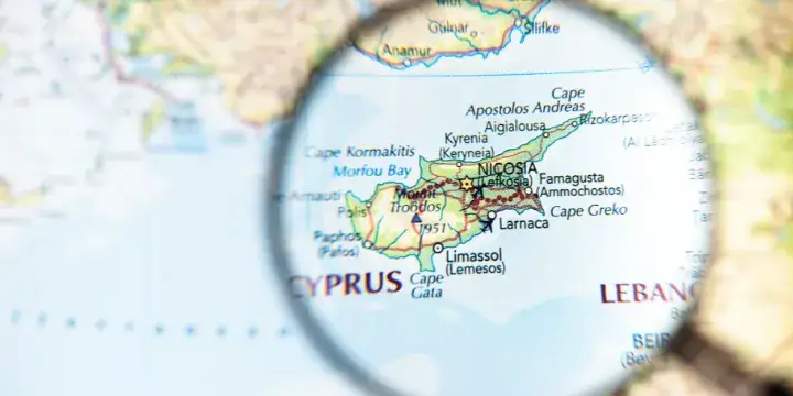 Zdjęcie Gdzie leży Cypr? Poznaj jego położenie, podział i idealny czas na podróż.