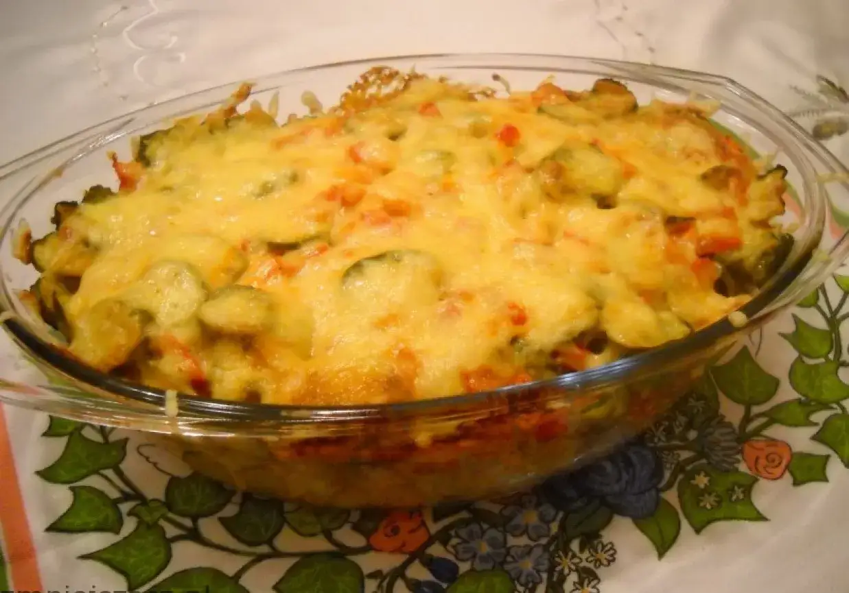 Pyszna zapiekanka z ryżem i kurczakiem, zapieczona pod złotym serem. Idealna na obiad.