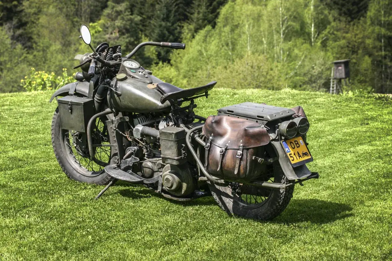 stary motorower zabytkowy na żółtych tablicach