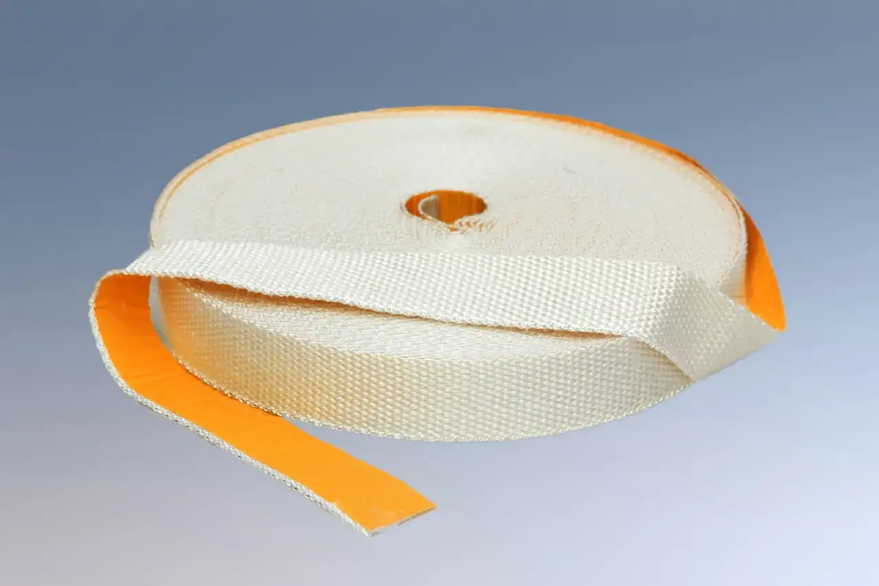 Nawinięta na rolkę taśma z włókna szklanego, z pomarańczowym wykończeniem, gotowa do użycia w trudnych warunkach.