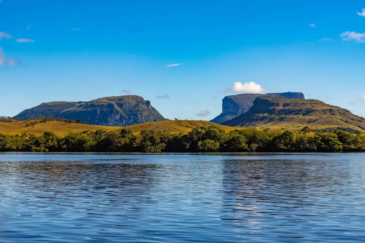 Park Narodowy Canaima: majestatyczne góry stołowe wznoszą się nad zielonymi wzgórzami i spokojną rzeką.