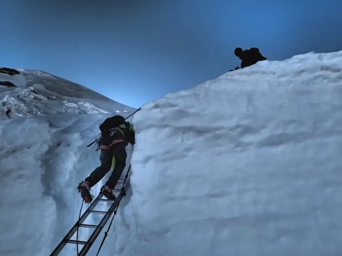 Bergsteiger auf einer Gletscherspalte am Monte Bianco