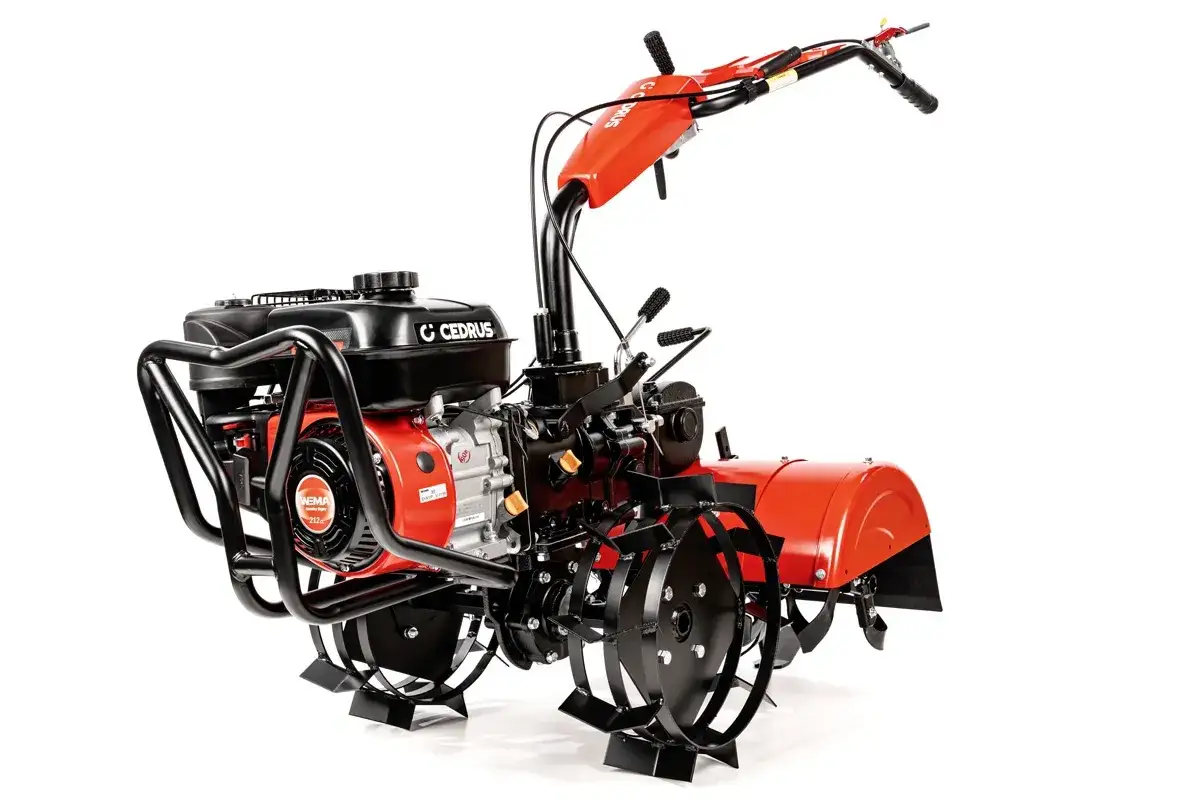 Czerwona glebogryzarka spalinowa Cedrus z czarnymi elementami i obracającymi się nożami, gotowa do pracy w ogrodzie.