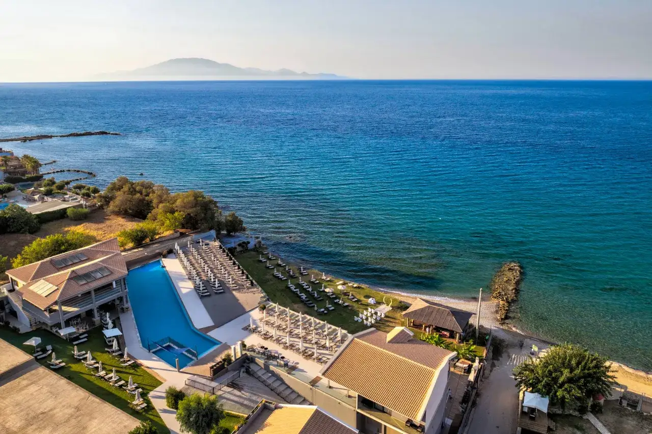 Idealny czas na podróż do Grecji? Ten widok z hotelu z basenem i leżakami nad turkusowym morzem sugeruje, że wiosna i jesień to najlepsze miesiące.