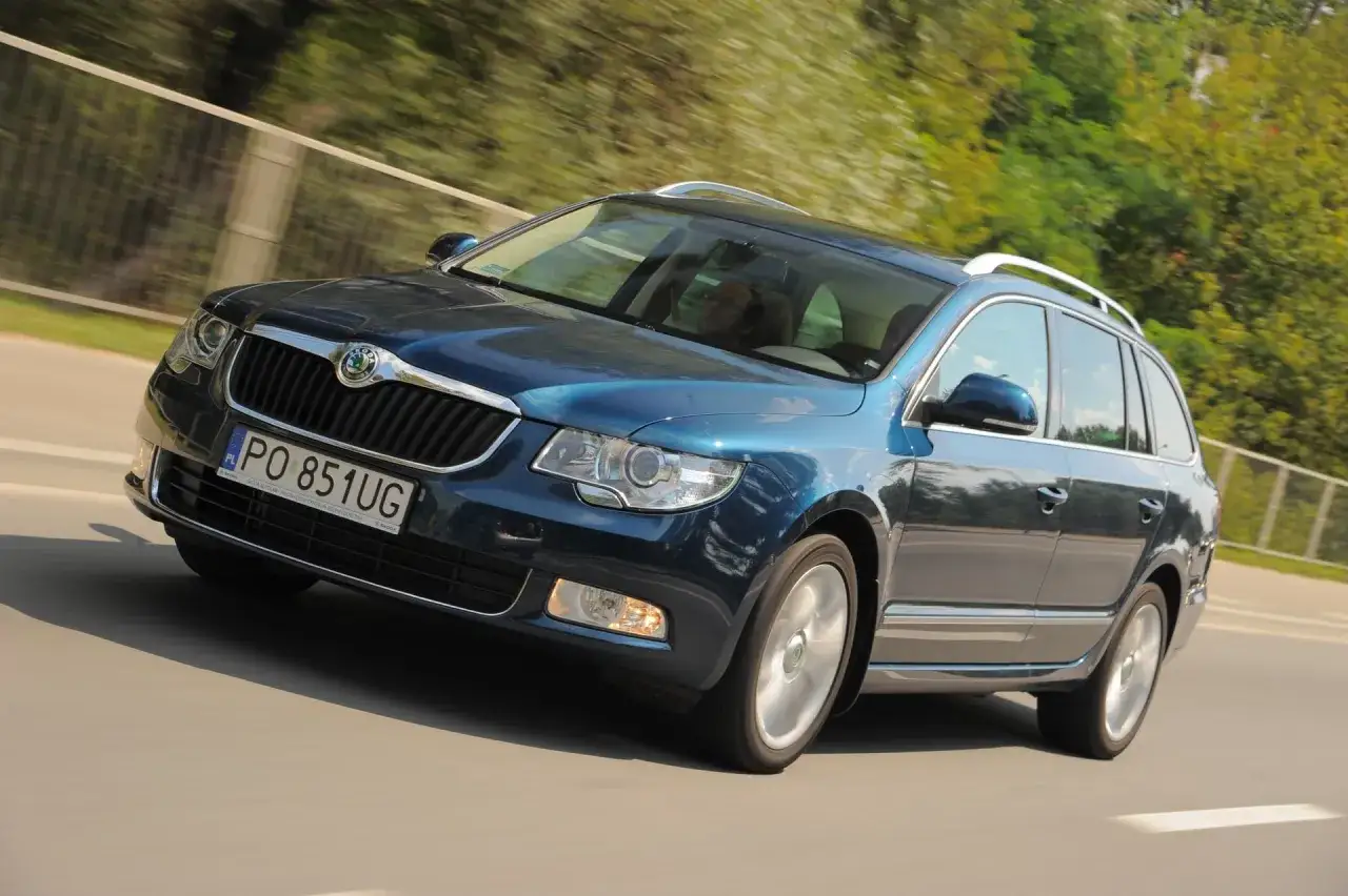 Niebieskie kombi Skoda Superb, idealne auto do 40 tys. zł, jedzie po drodze.