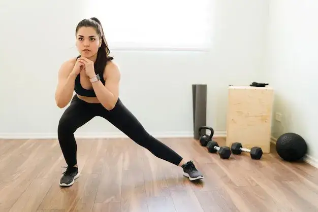 kobieta ćwicząca HIIT w domu