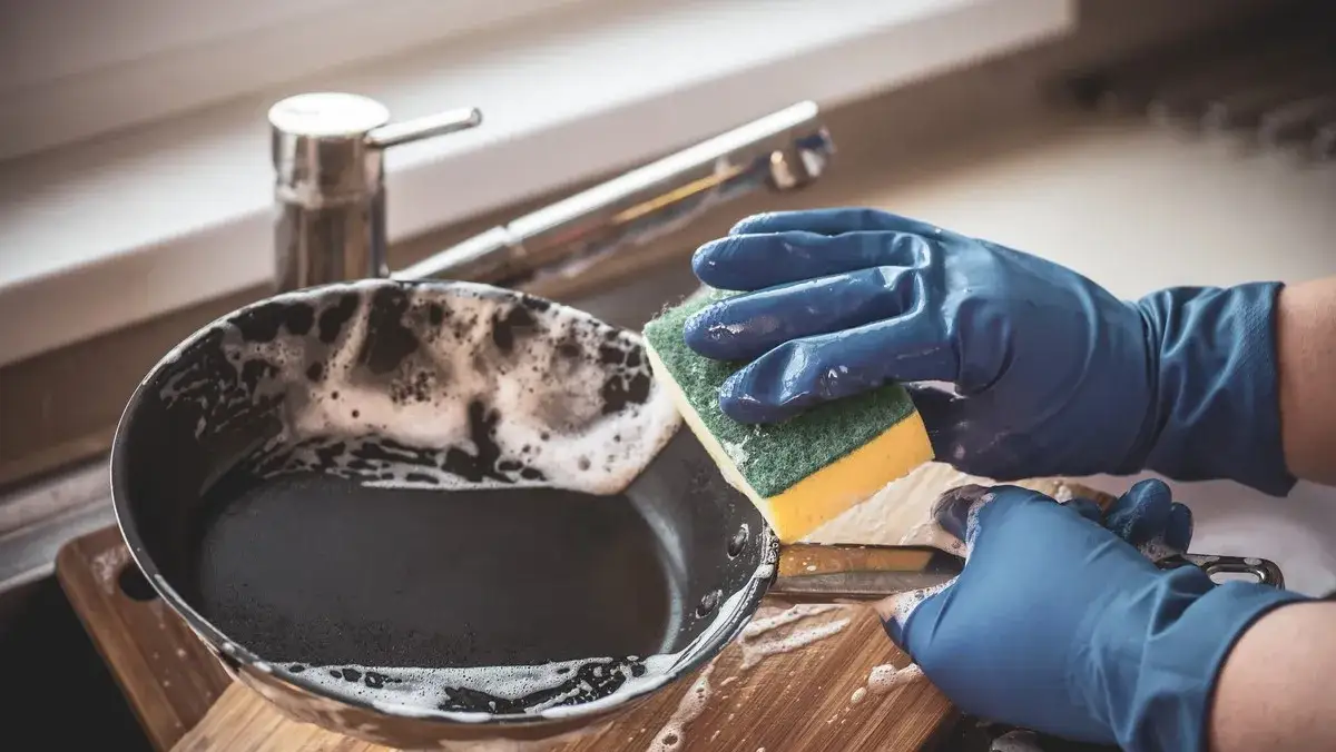 Zdjęcie Jak umyć patelnię z tłuszczu i uniknąć uporczywych zabrudzeń