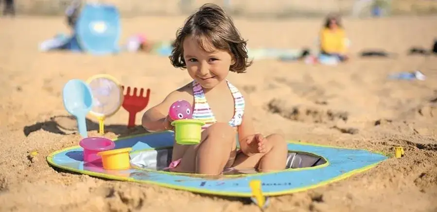 dzieci bawiące się na plaży, zabawki do piasku, basenik dmuchany