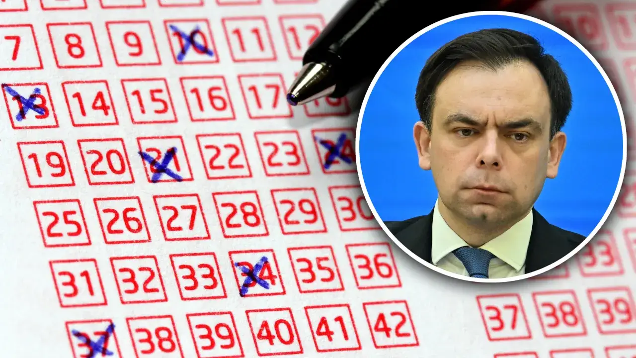 Czy nagroda w loterii pożyczkowej jest zwolniona z podatku od wzbogacenia? Na kuponie zaznaczone liczby, obok poważna twarz polityka.