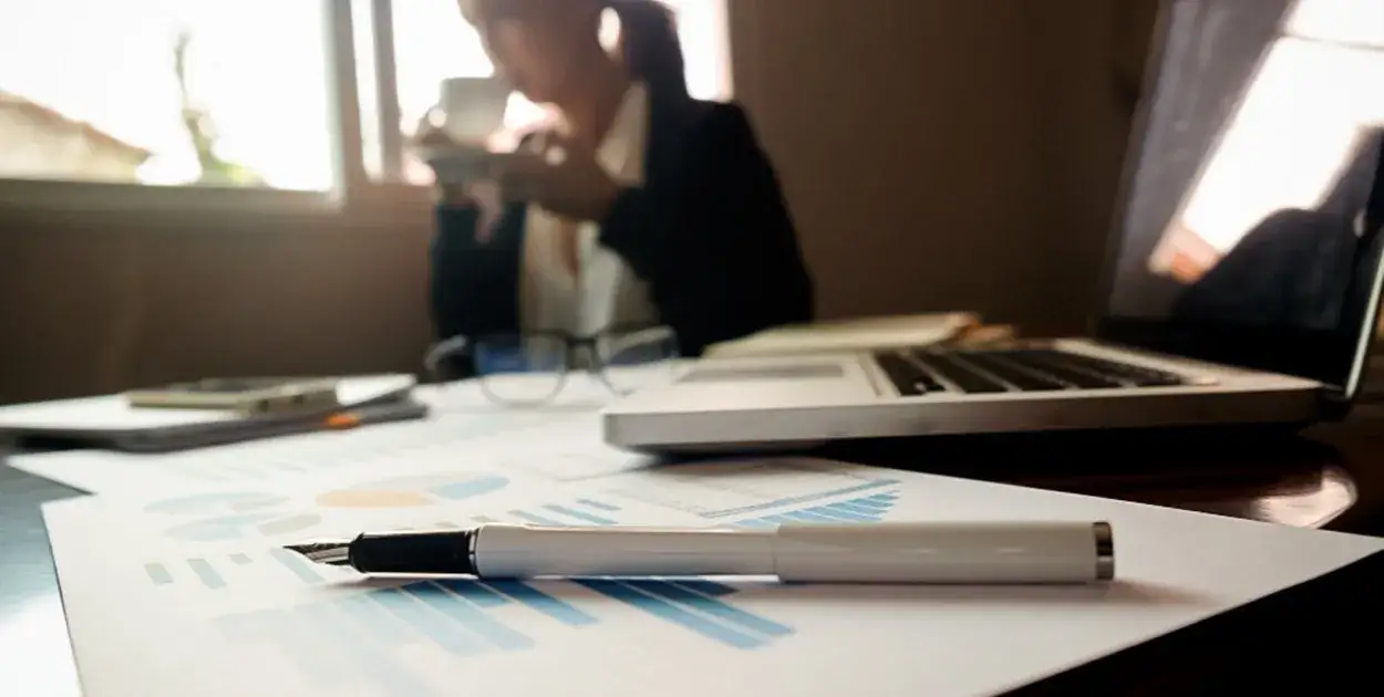 osoba porównująca oferty finansowe na laptopie