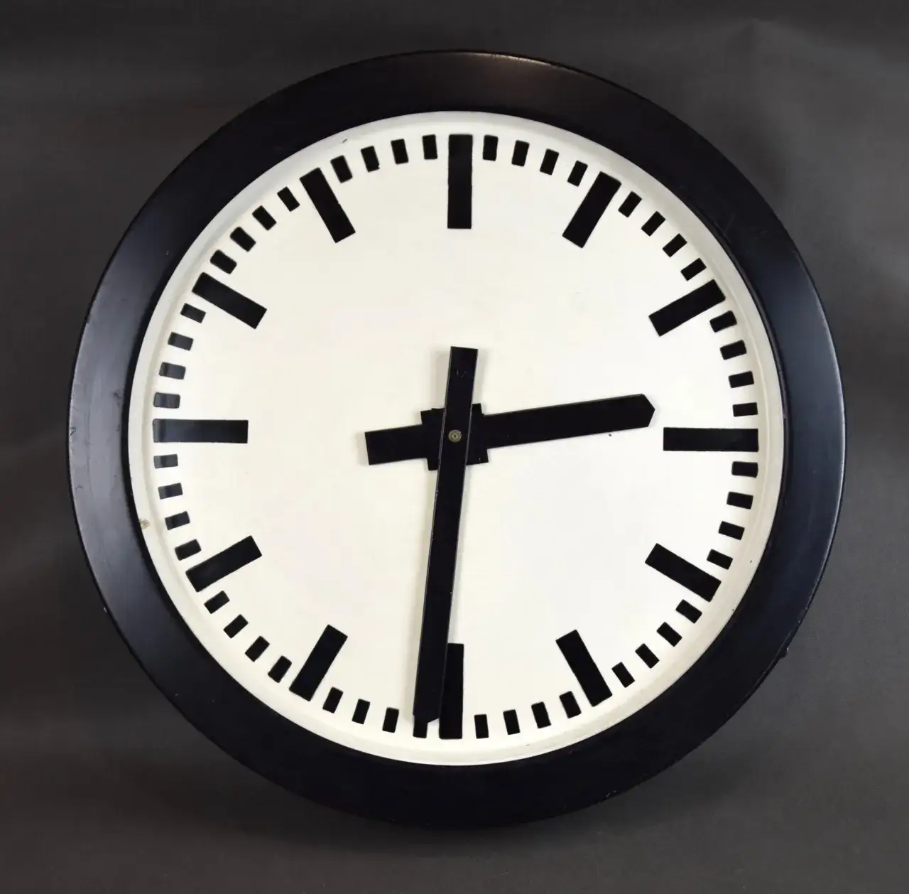 zegar lub kalendarz symbolizujący czas oczekiwania na pożyczkę